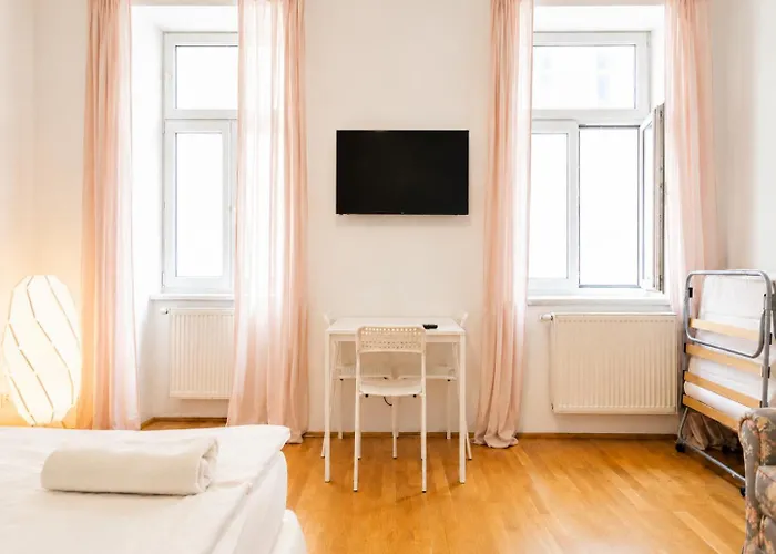 Affordable 3br Steps From Belvedere Palace Apartman *