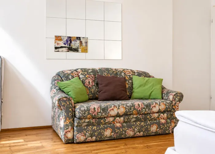 Affordable 3br Steps From Belvedere Palace Apartman *