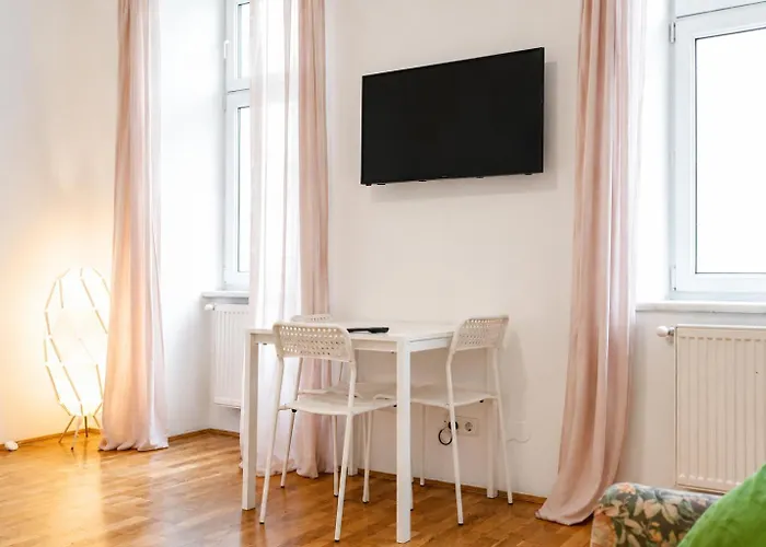 Daire Affordable 3br Steps From Belvedere Palace