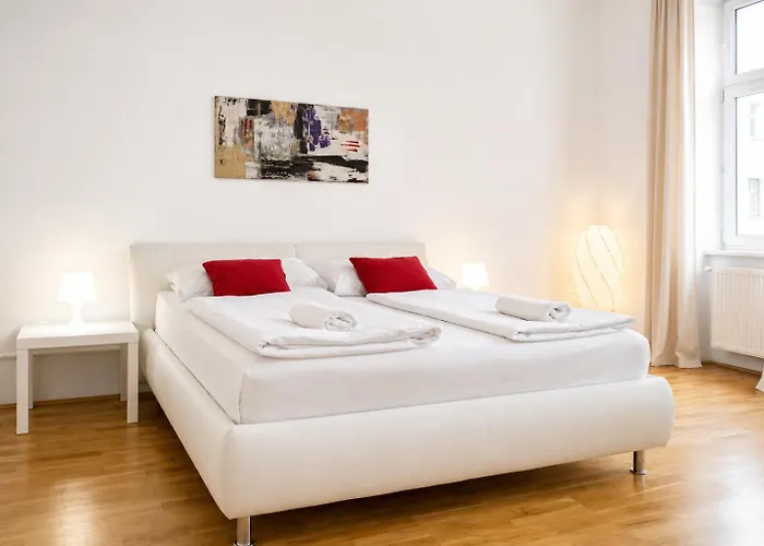 Affordable 3br Steps From Belvedere Palace Apartman *