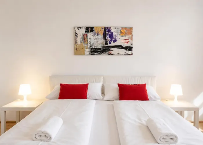Affordable 3br Steps From Belvedere Palace Apartman *