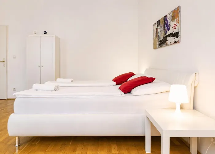 Affordable 3br Steps From Belvedere Palace Apartman