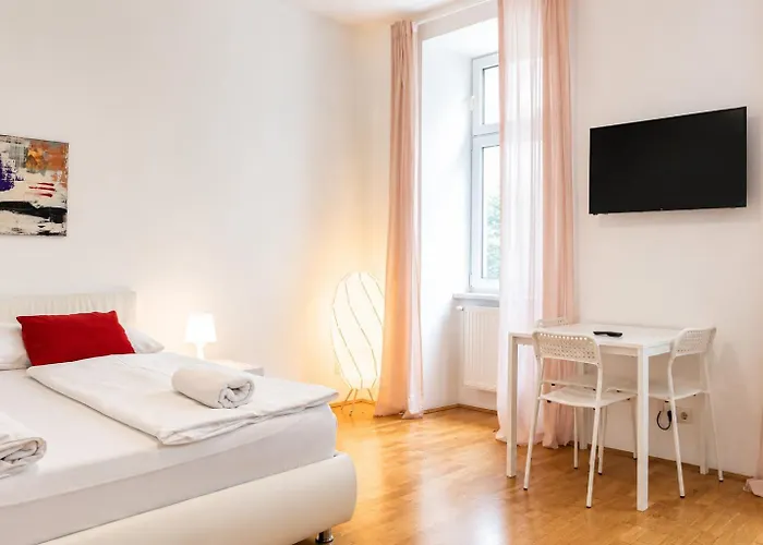Daire Affordable 3br Steps From Belvedere Palace *
