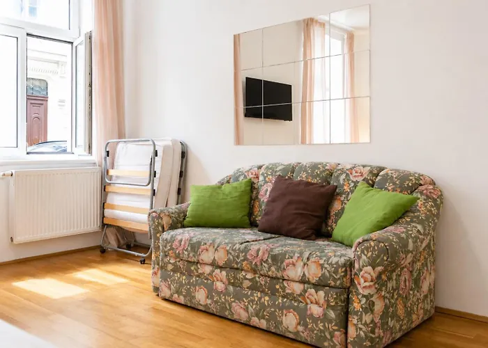 Daire Affordable 3br Steps From Belvedere Palace *