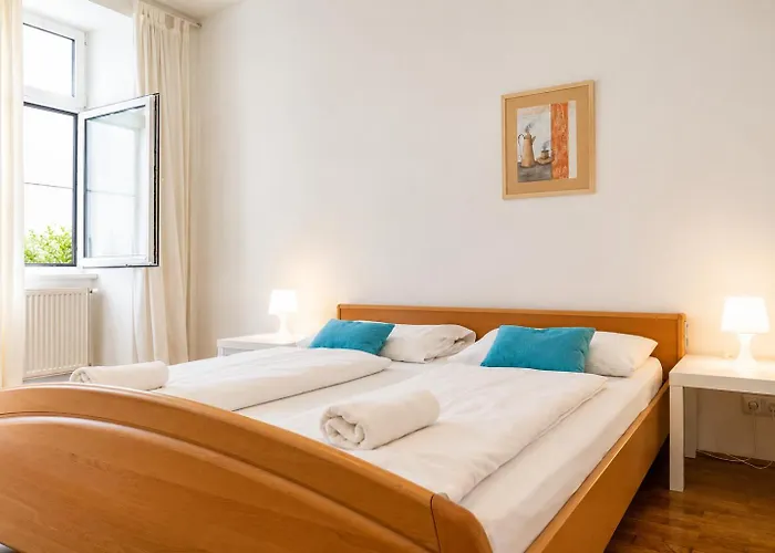 Apartman Affordable 3br Steps From Belvedere Palace